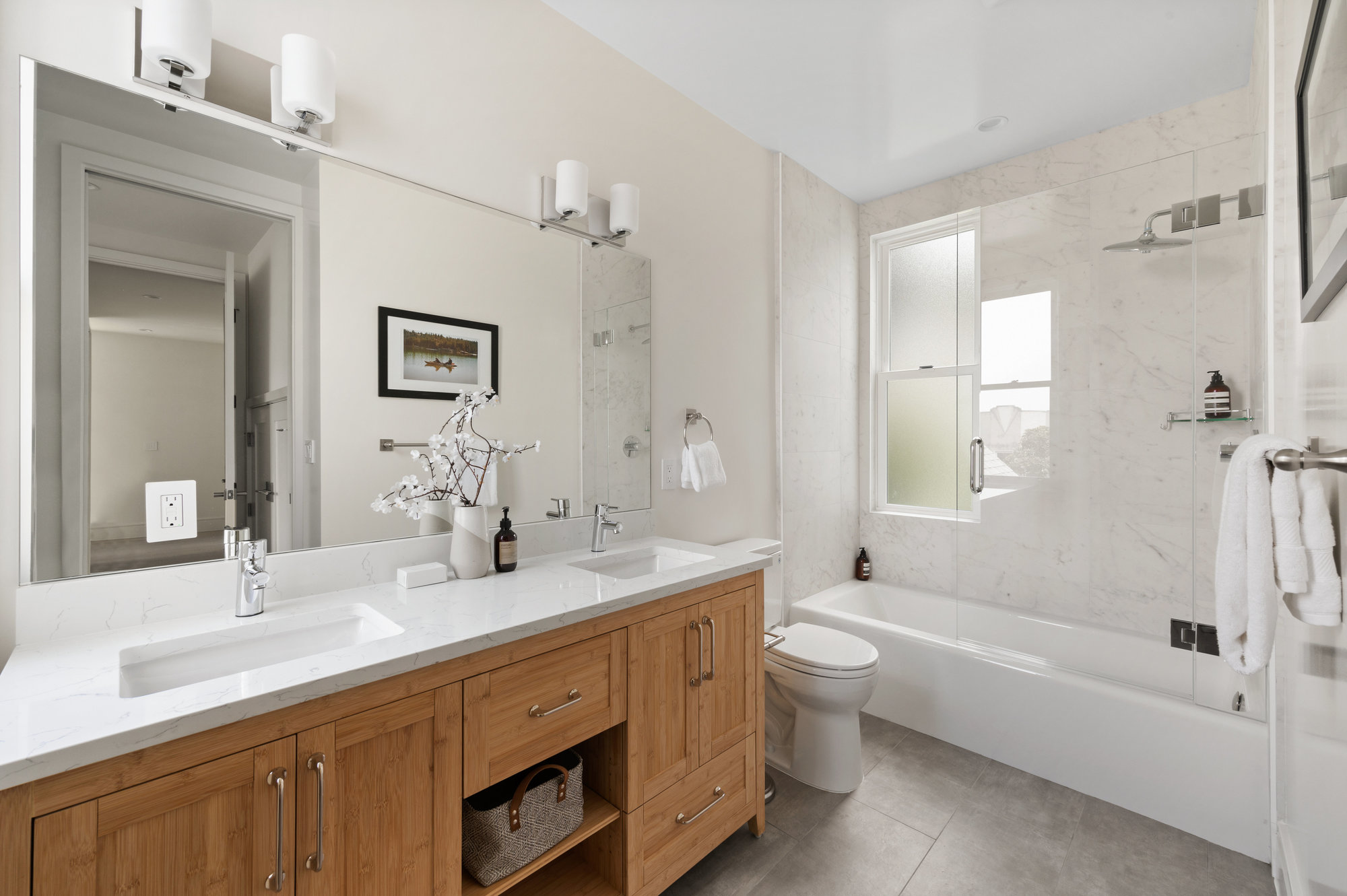 Property Photo: Bathroom has double vanity and tub/shower combo. There are two windows in bathroom. 