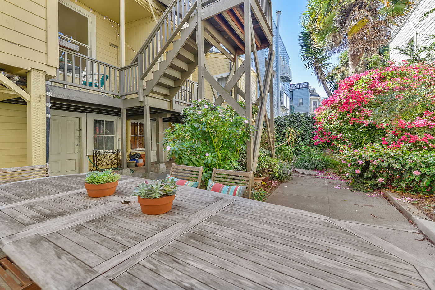 Property Photo: Out door dining for 1102 Fulton Street