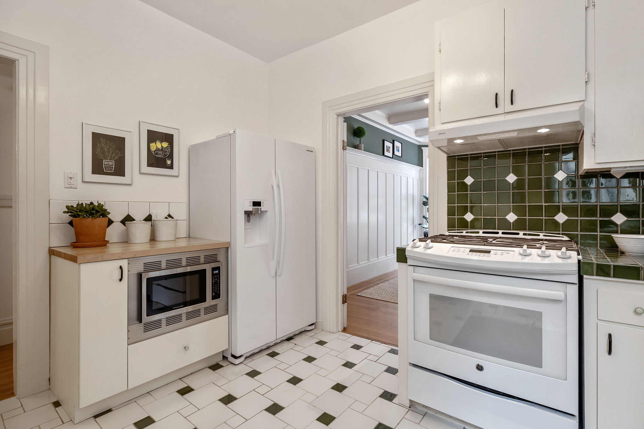 Property Photo: Kitchen stove and fridge 