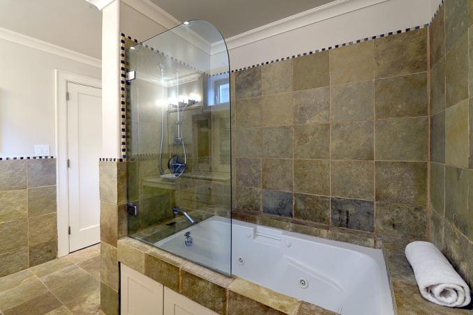Property Thumbnail: Large bathtub 
