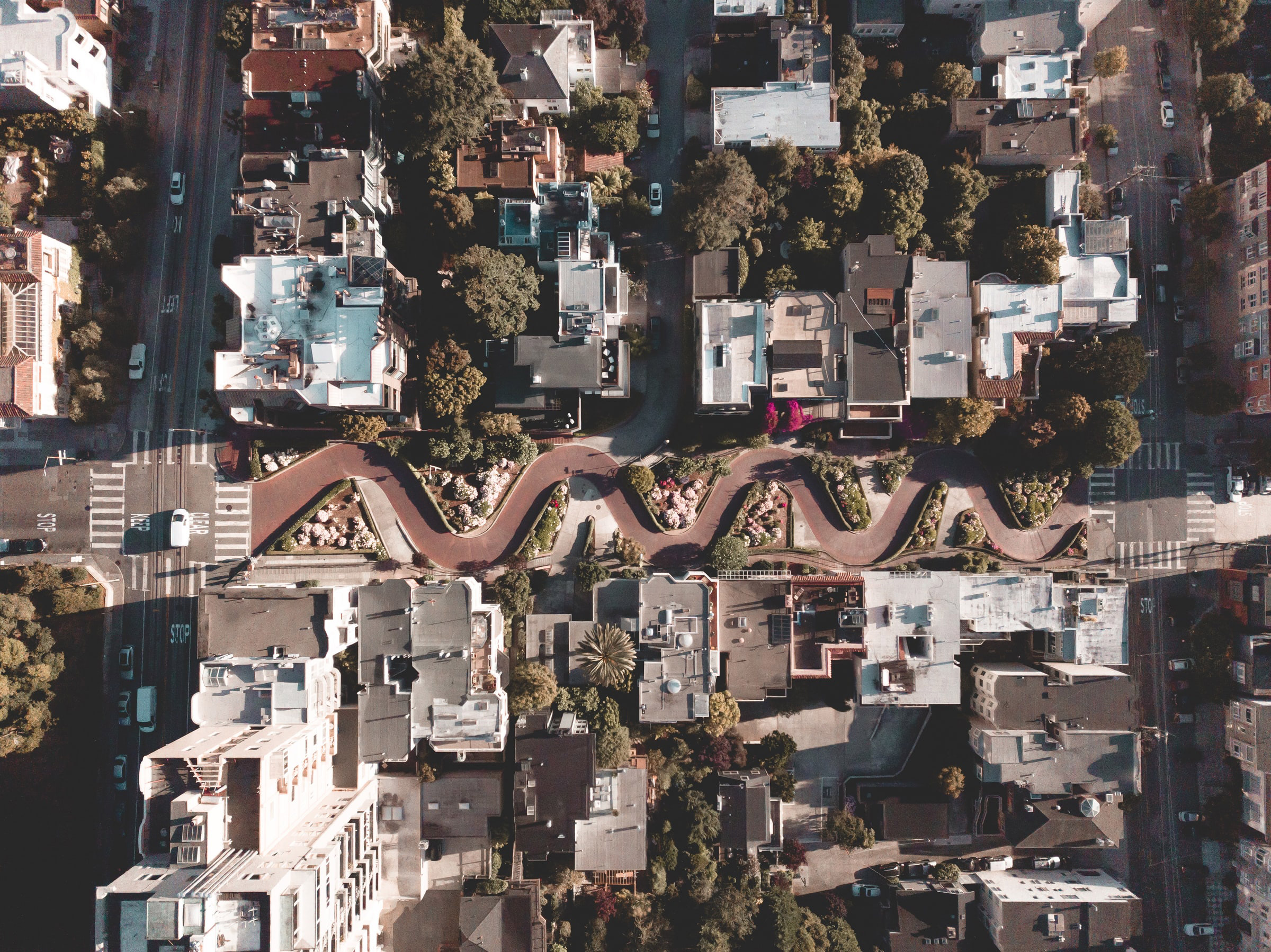 Aerial view of Lombard street in San Francisco, photo by Will Truettner