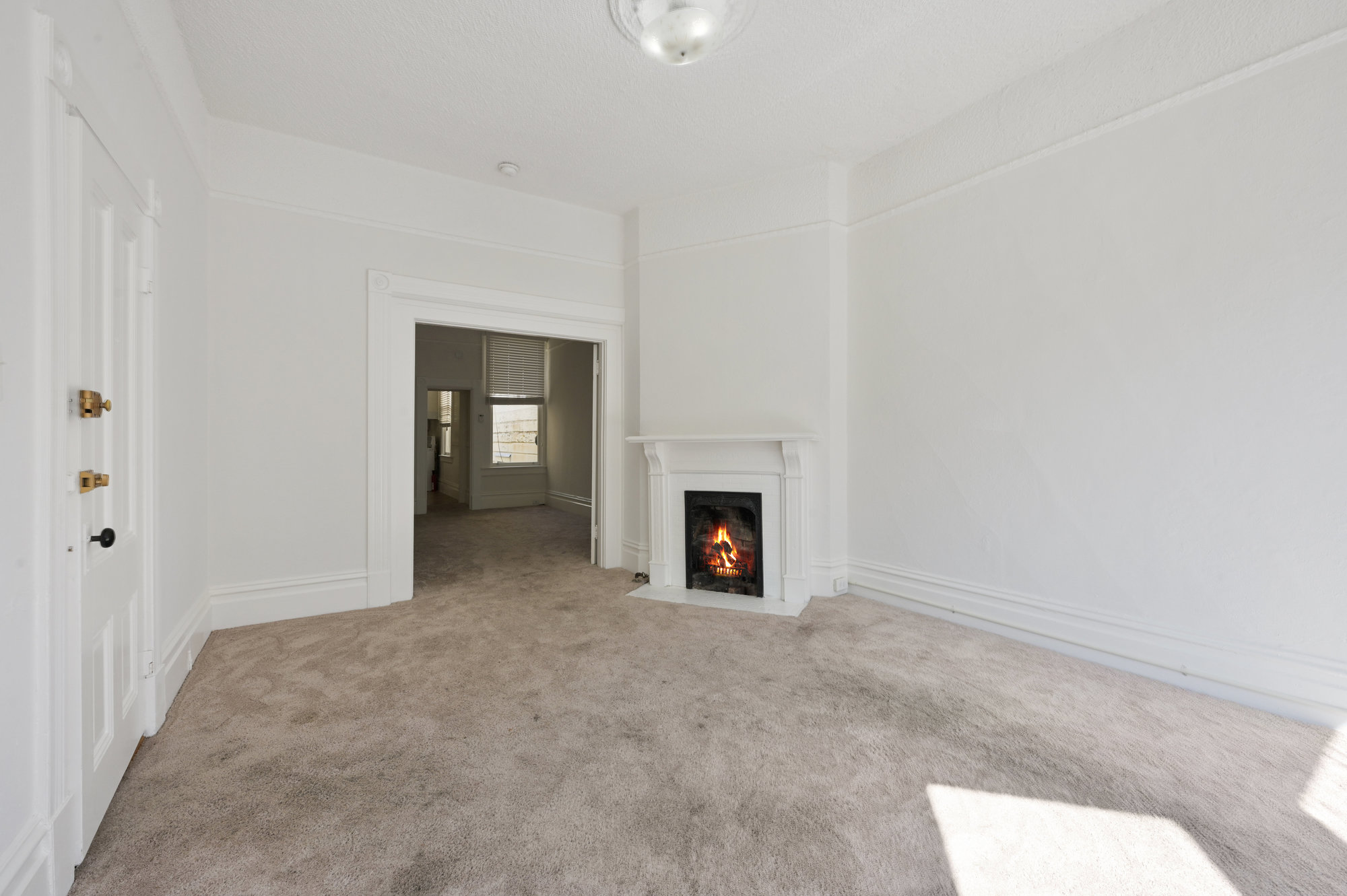 010009.jpgvs2 Room with a fireplace