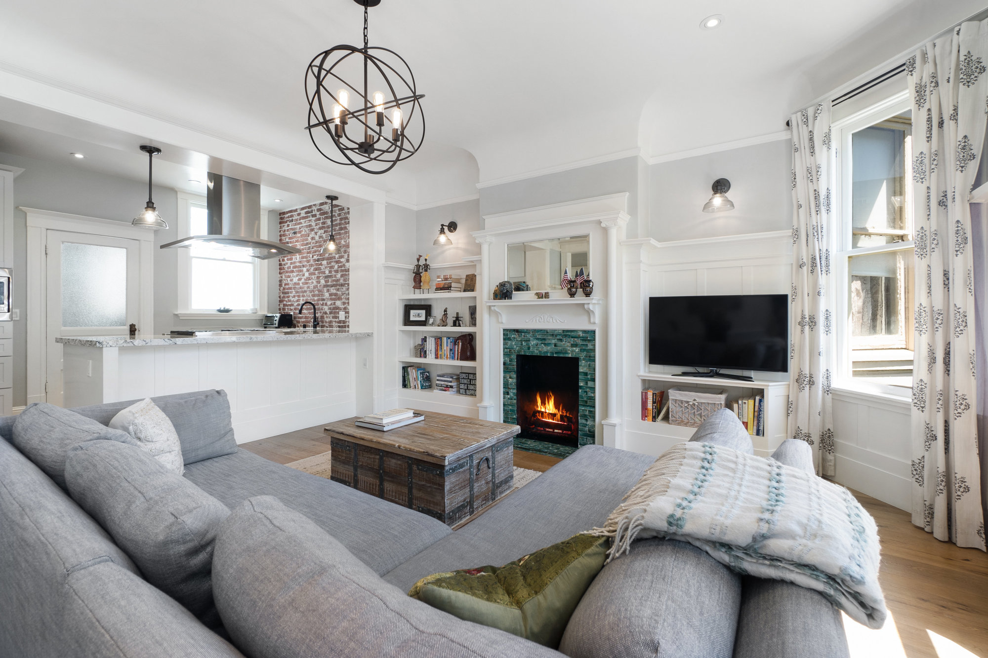 014010.jpgvs2 Living room, featuring a fireplace with large white mantle and built-in book shelves