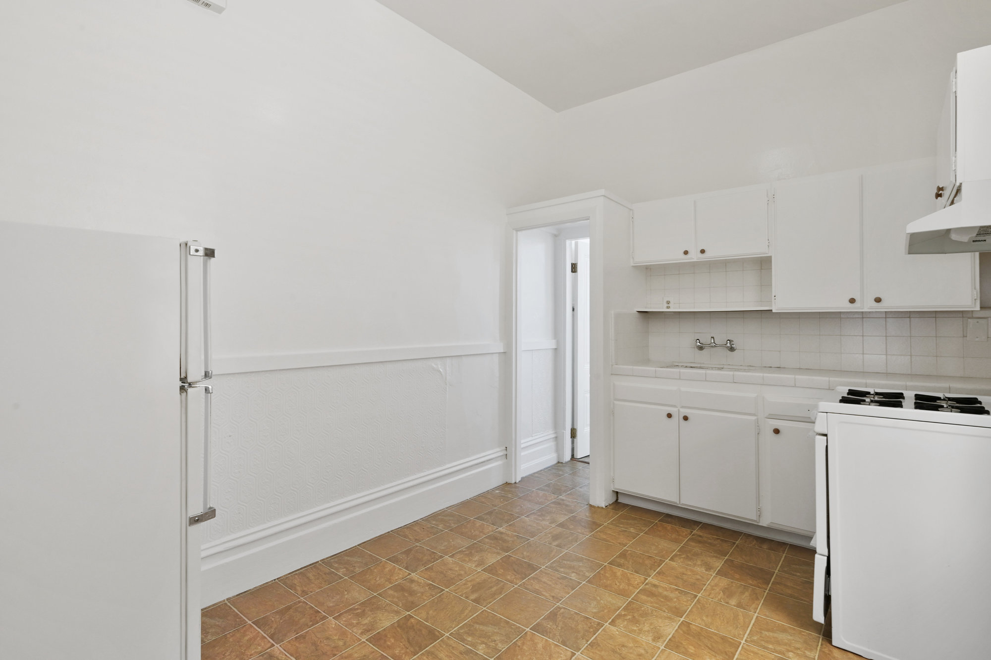 018021 View of a kitchen with white cabinets