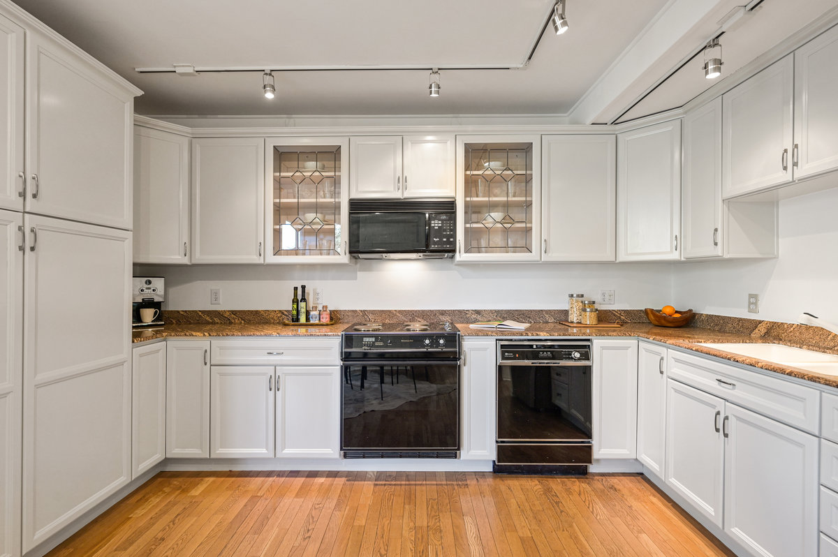018028 Kitchen with wrap-around counters and cabinets