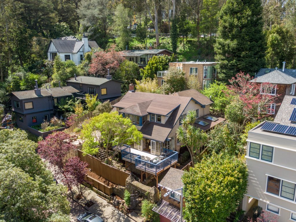 Aerial photo of 281 Edgewood and surrounding homes.
