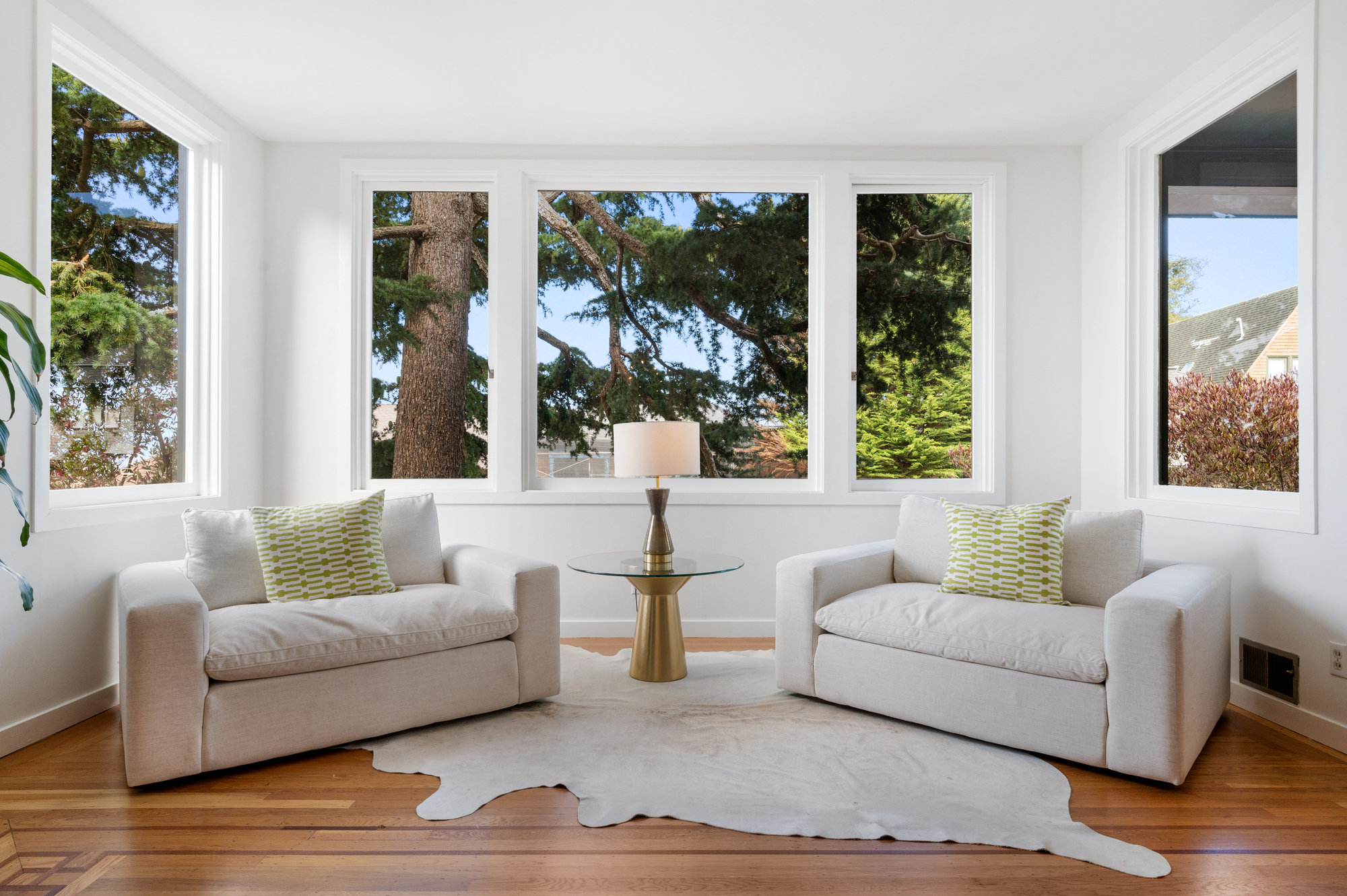 026016 Close-up of a sitting area with wrap-around windows on three sides
