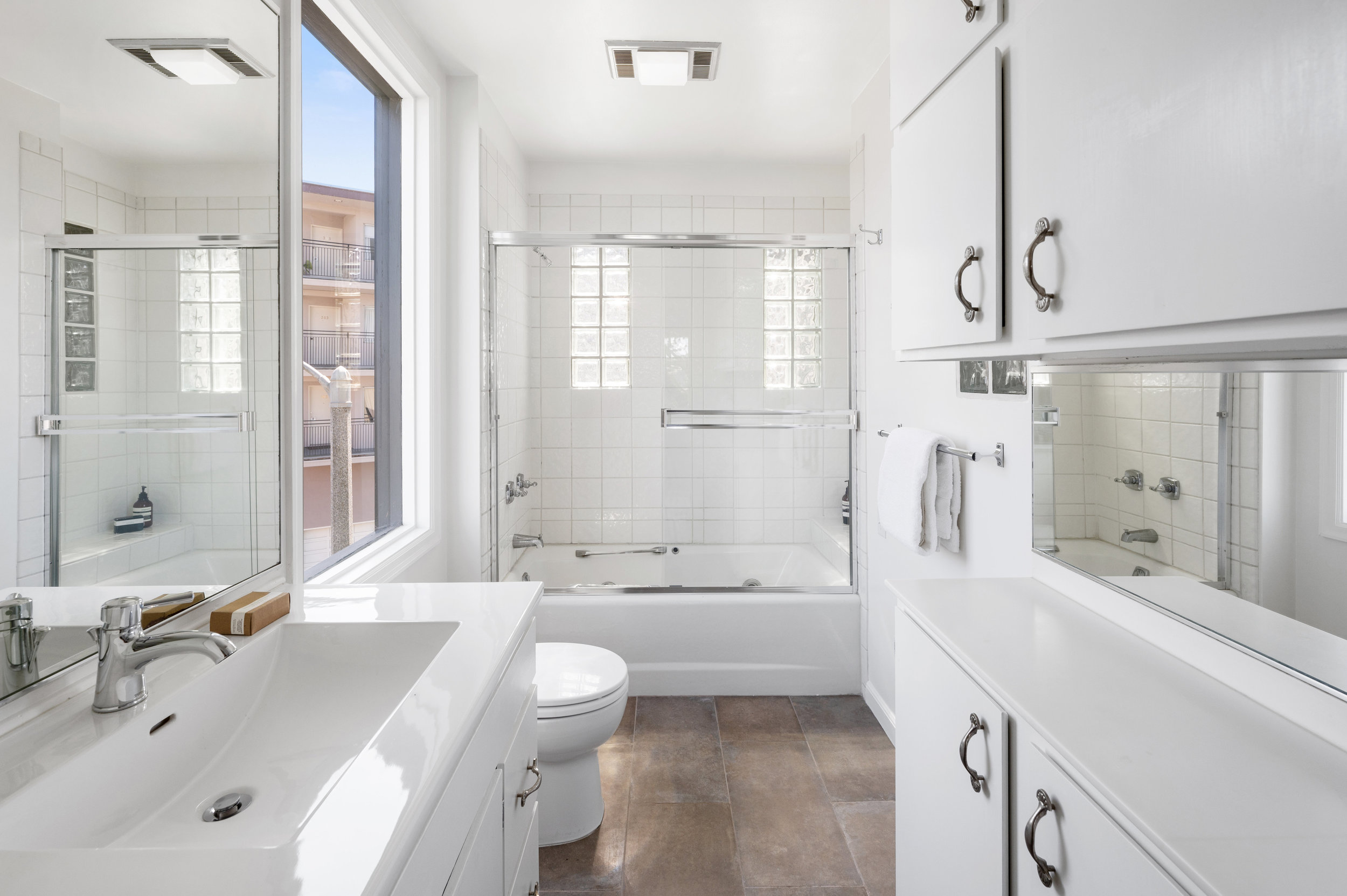 029040 Ensuite bathroom with a large window and bath tub