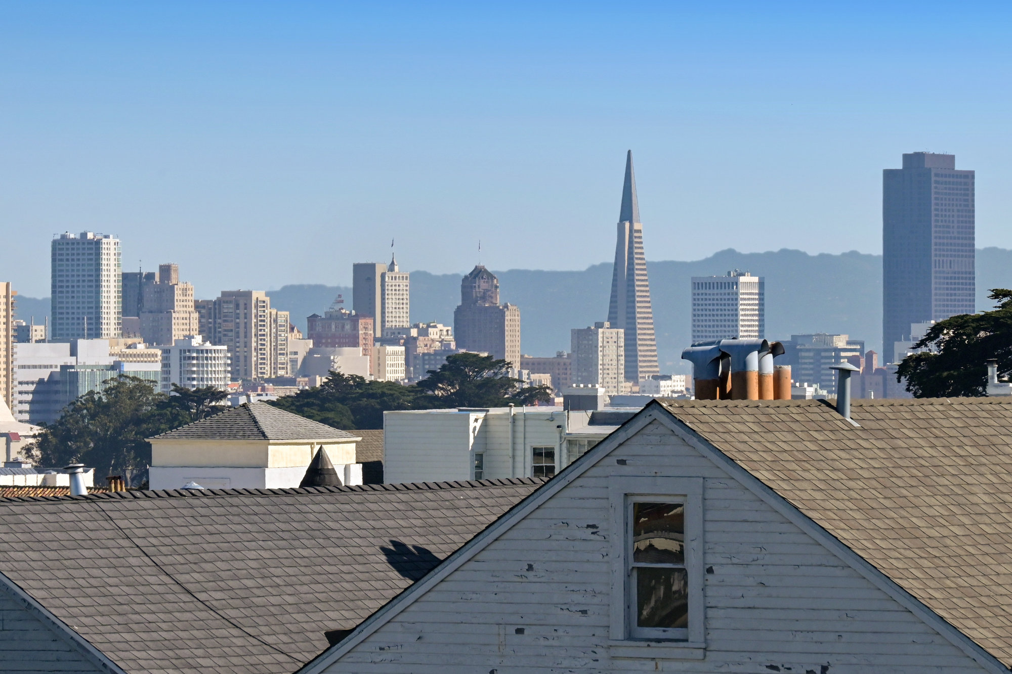 033023 A view of downtown over the tops of nearby homes
