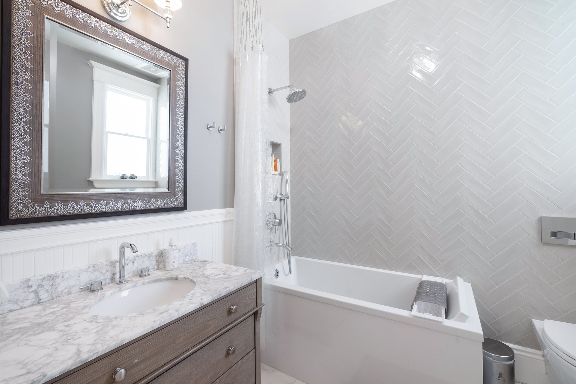 033034 Bathroom with large soaking tub and lux wall tiling