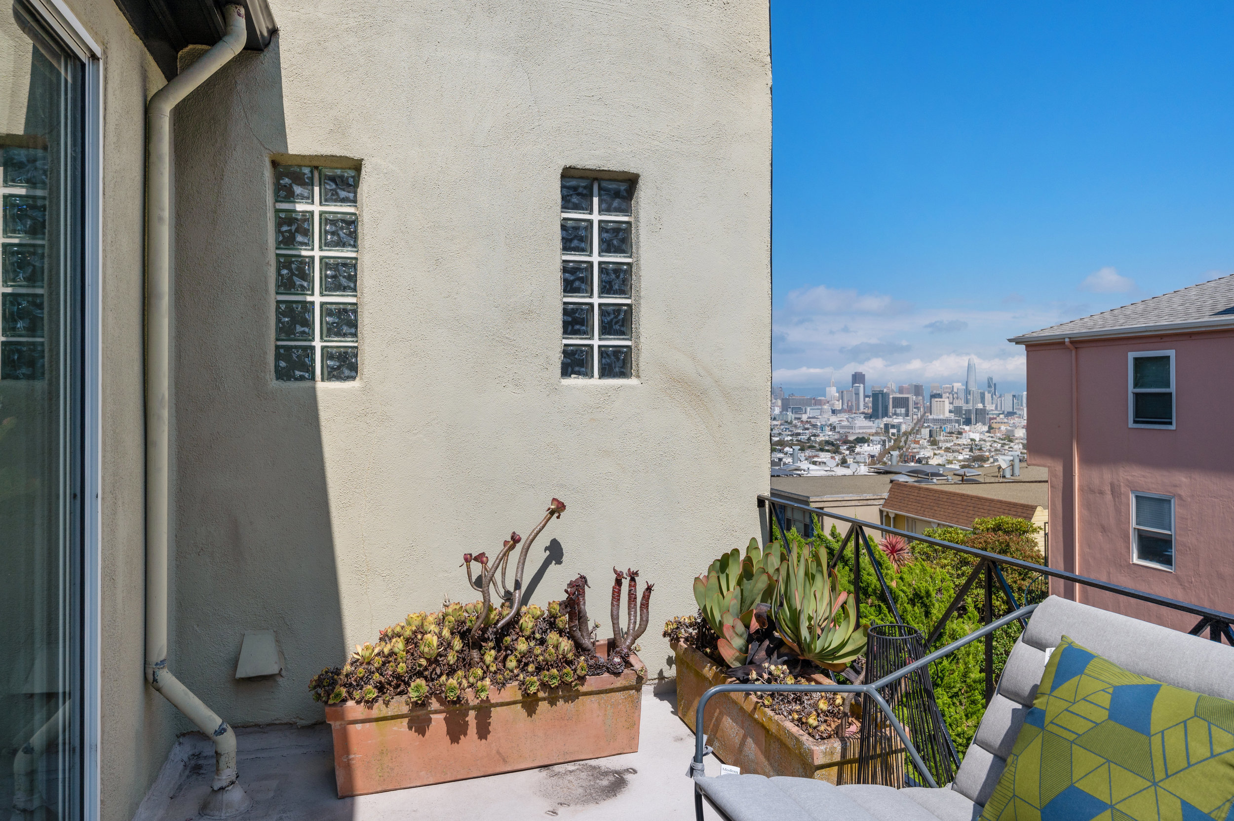 035048 View of downtown San Francisco as seen from the view deck at 25 Grand View Ave in Noe Valley