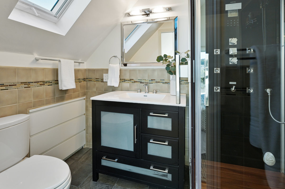 036062 En-suite bathroom