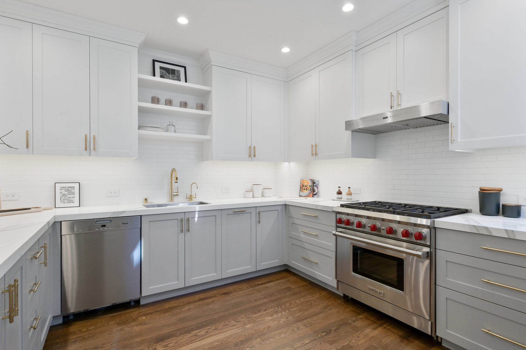 039031 Kitchen view, showing the stainless stove and lux cabinets