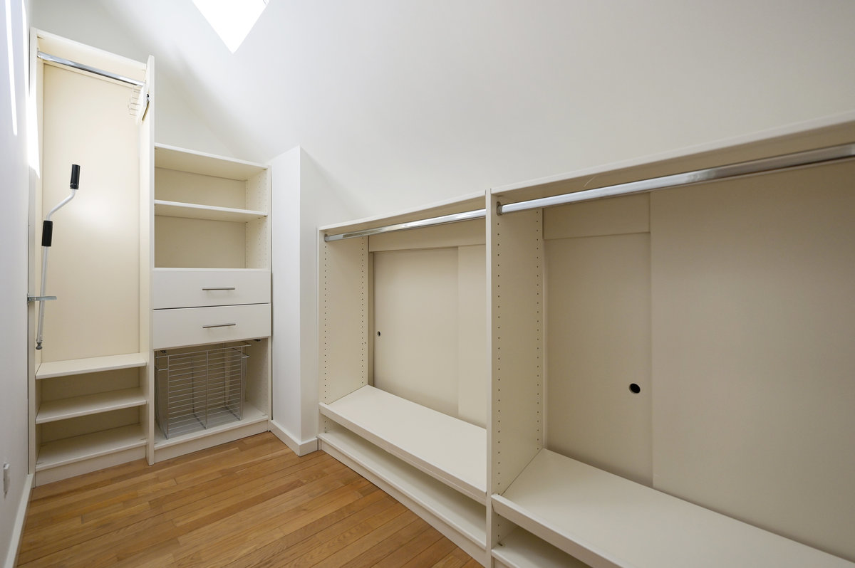 039066 Closet with storage