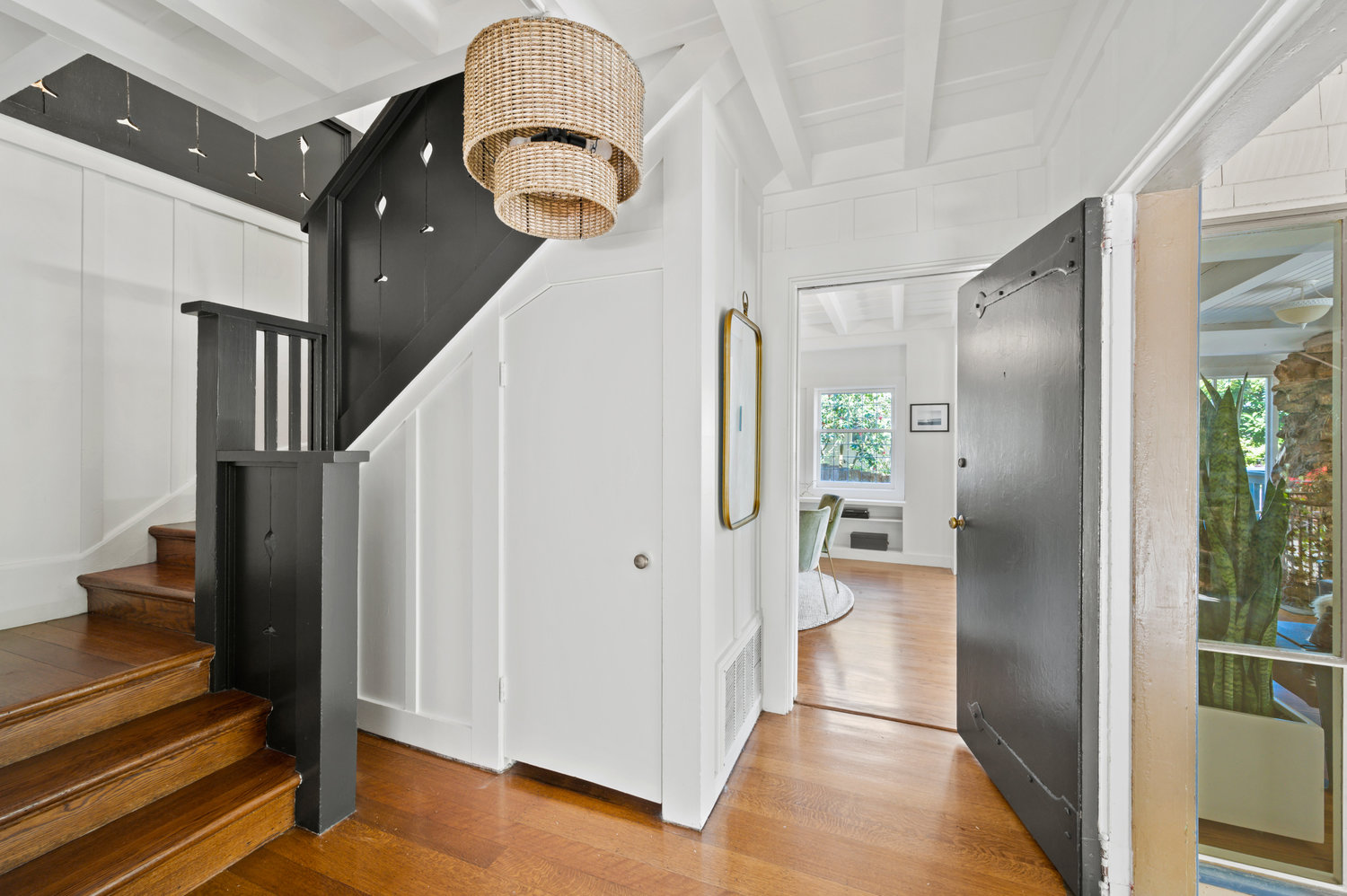 041photos281edgewood017 Entryway. Staircase leads to upper level.