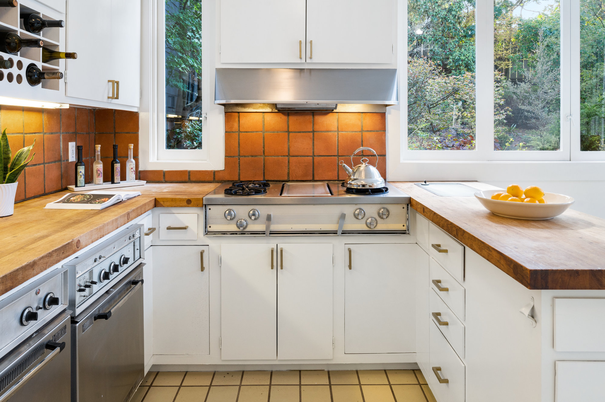044045 Kitchen showing terracotta tiled backsplash and plenty of natural light