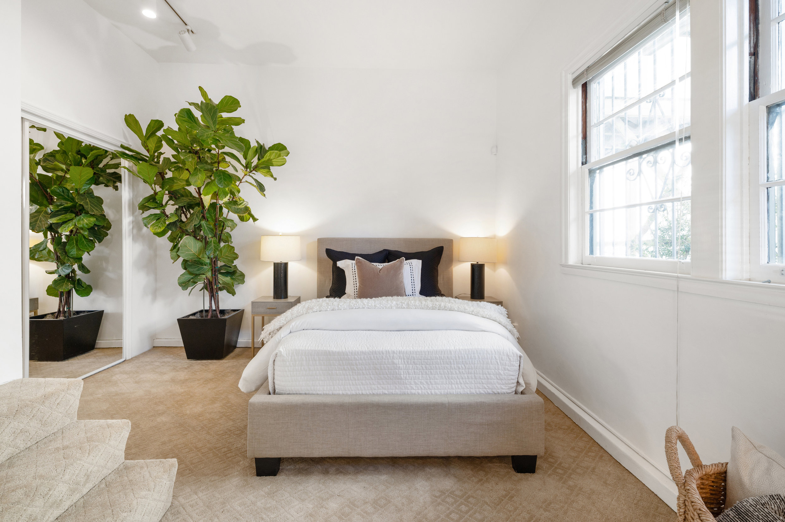 046060 Lower bedroom suite, featuring a large closet and windows