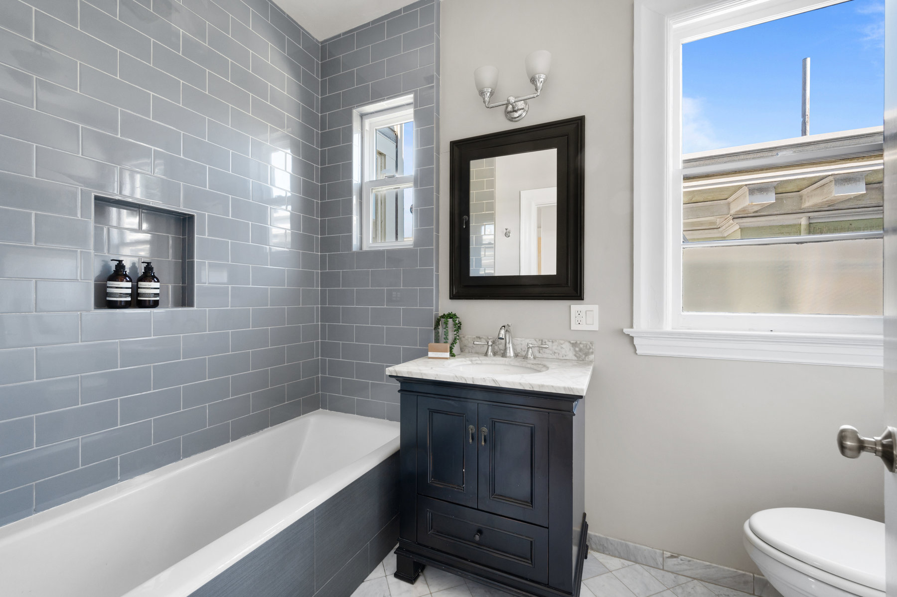 Bathroom has tub/shower combo with single vanity.