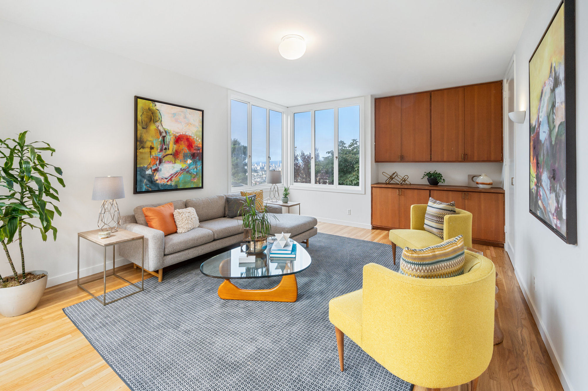 052056 Side-view of the study, showing a large room with wood floors