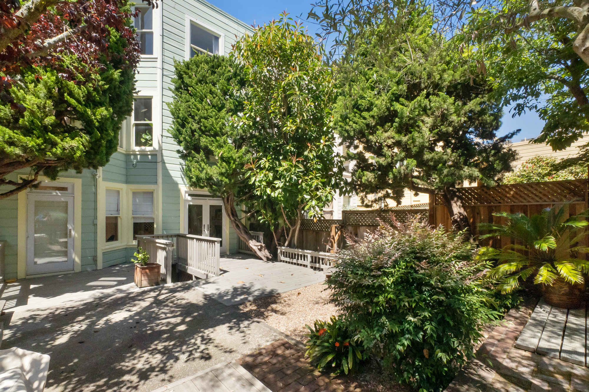 053064 Rear view of 1473 Waller Street, as seen from the yard