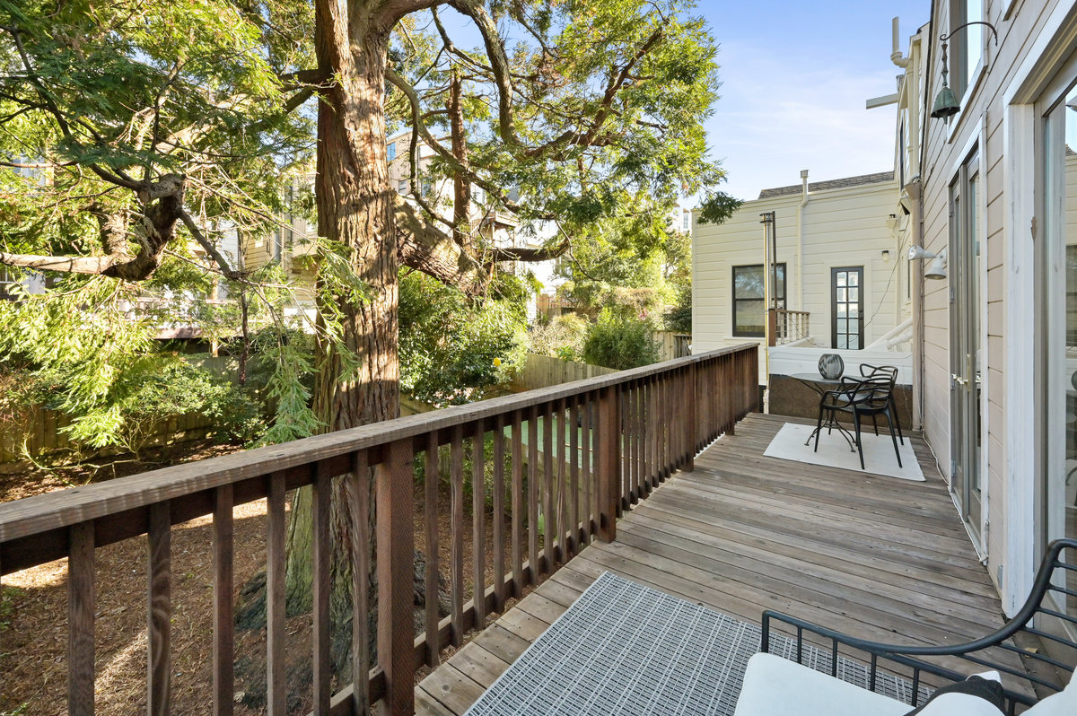 053087 Long-view of the upper deck, showing a large tree