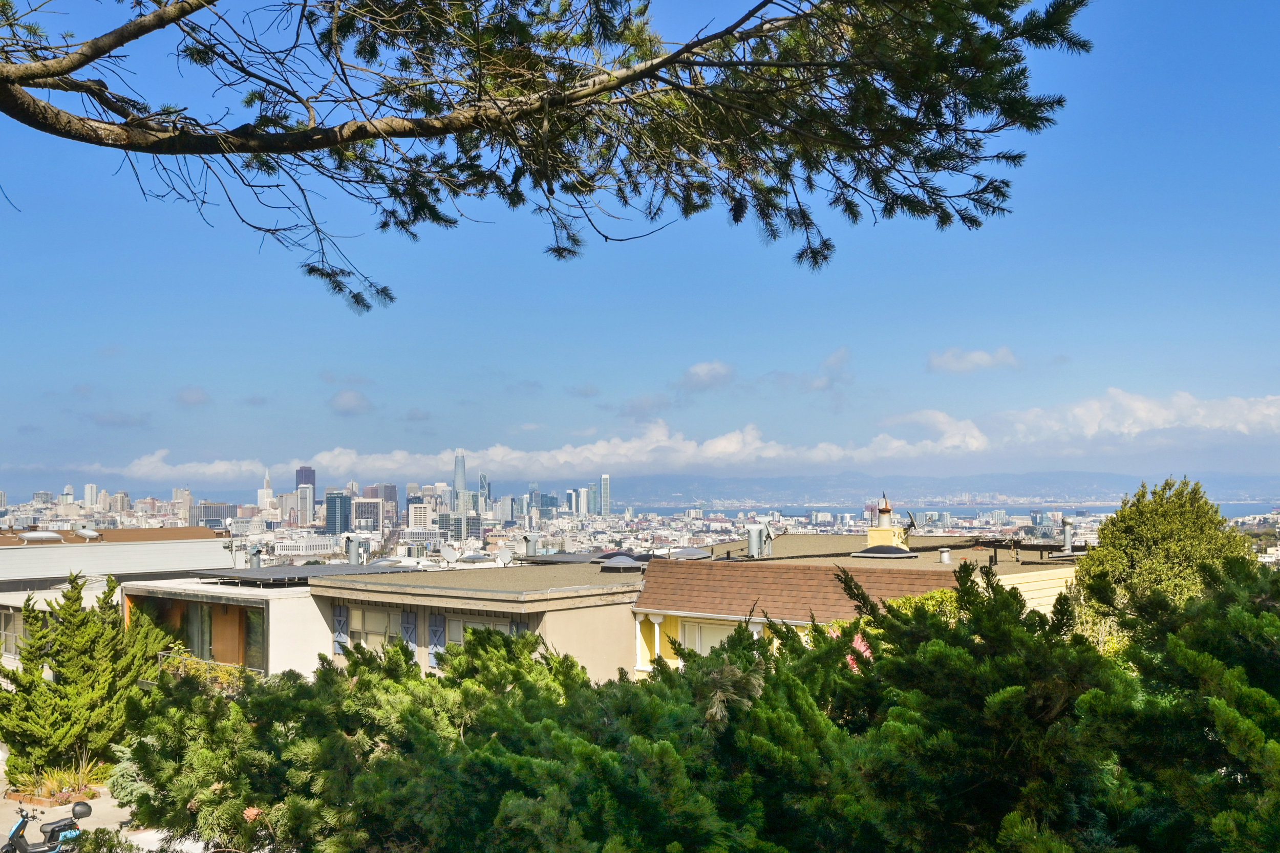 055069 View of downtown San Francisco and the bay as seen from 26 Grand View Avenue, Eureka Valley