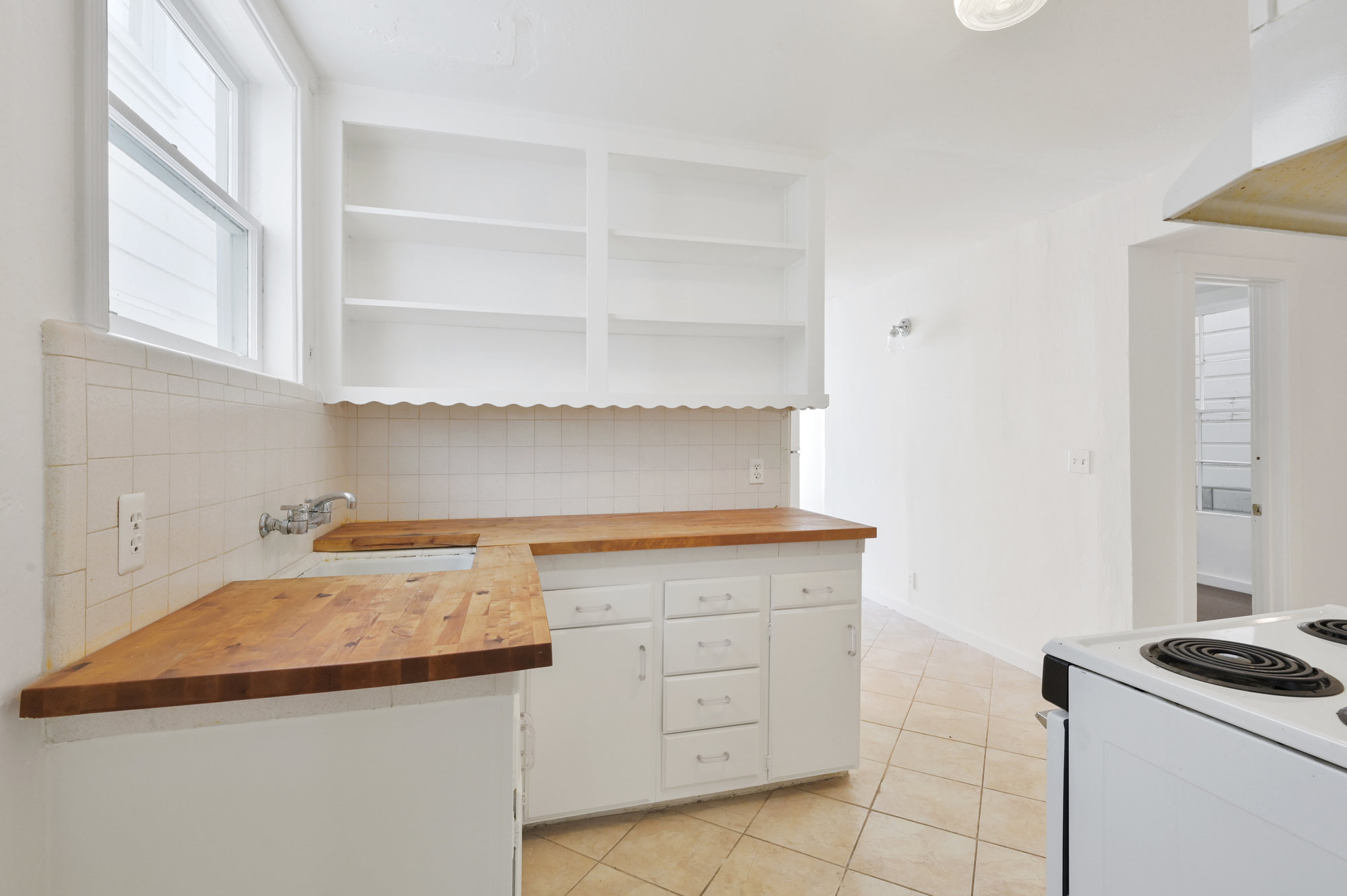 055077 View of a third kitchen, showing brown counters