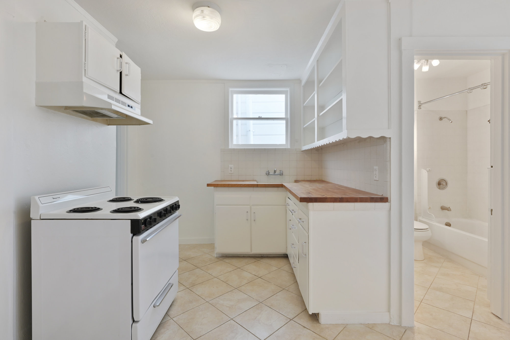 056079 View of a kitchen with tiled floors
