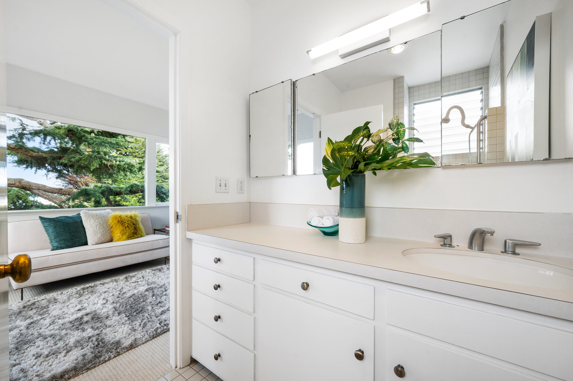 062080 View of the primary ensuite