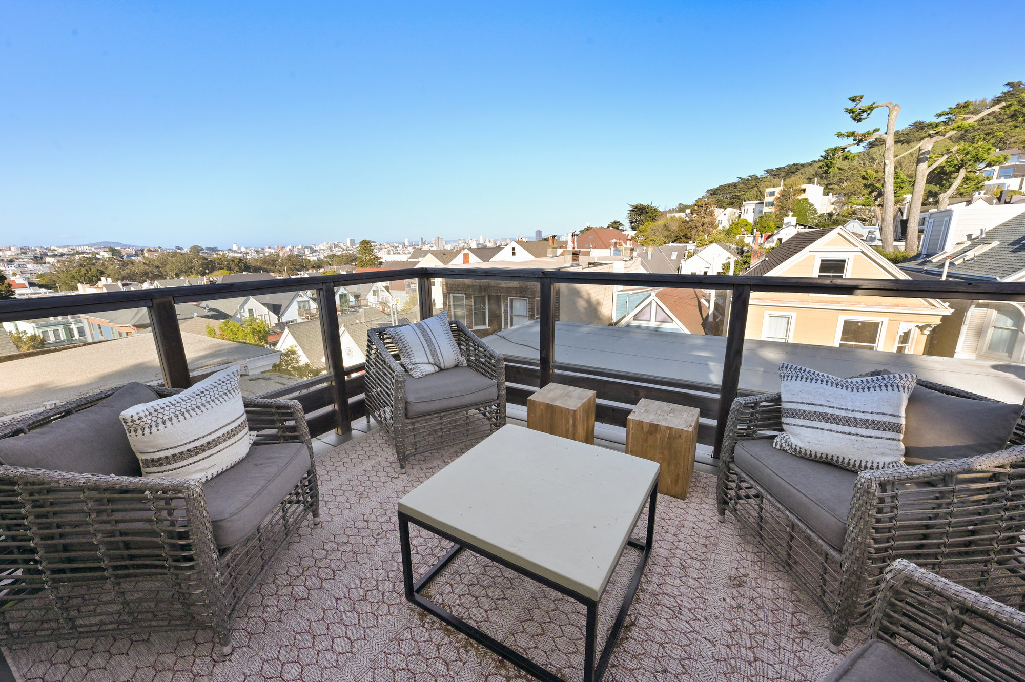067073 Side-view of the deck. Showing the panoramic views of the city