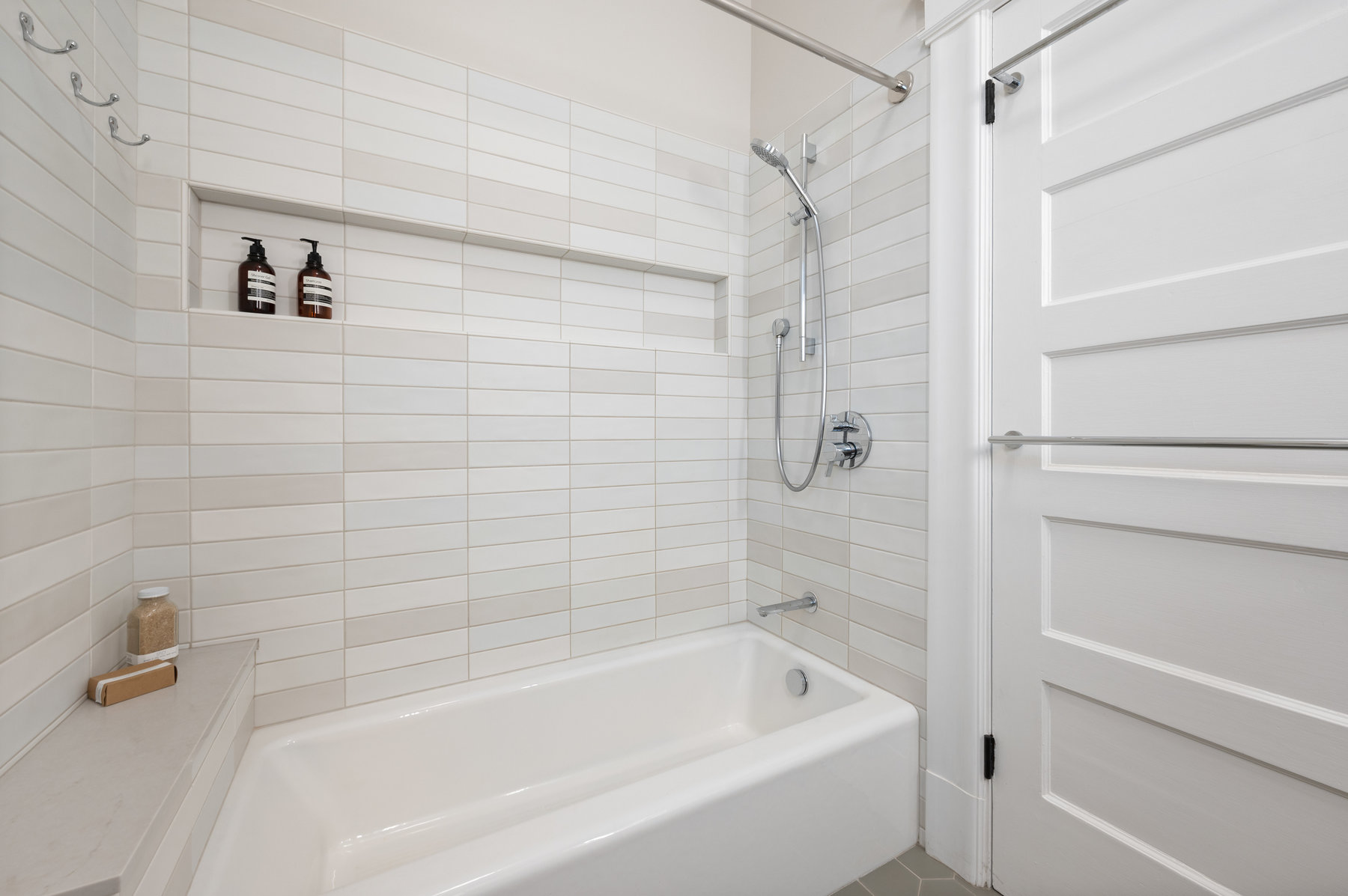 068photos634636belvedere068 Bathroom has tub/shower combo with light grey and white tile detail.