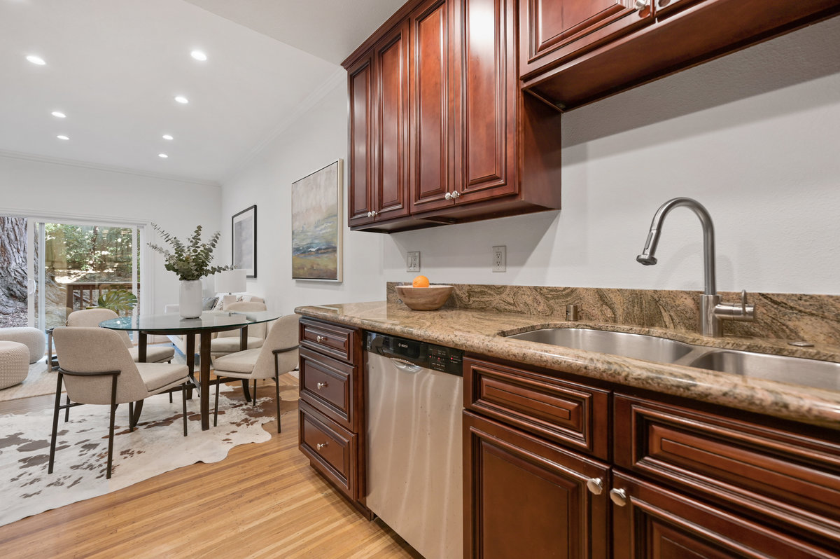 076118 Kitchen with an open view into the dining area