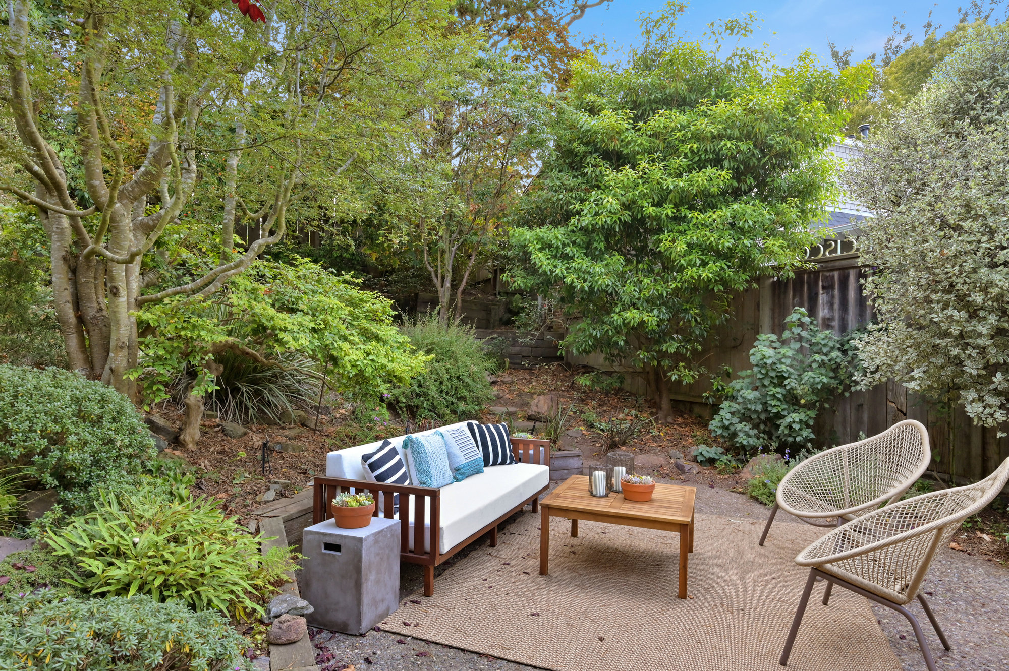 077108 Side-view of the outdoor living area and plants