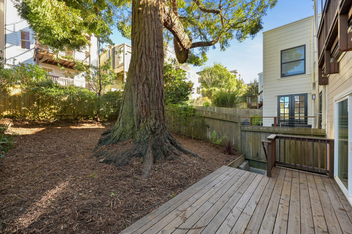 084129 View of the back yard, showing the lower deck