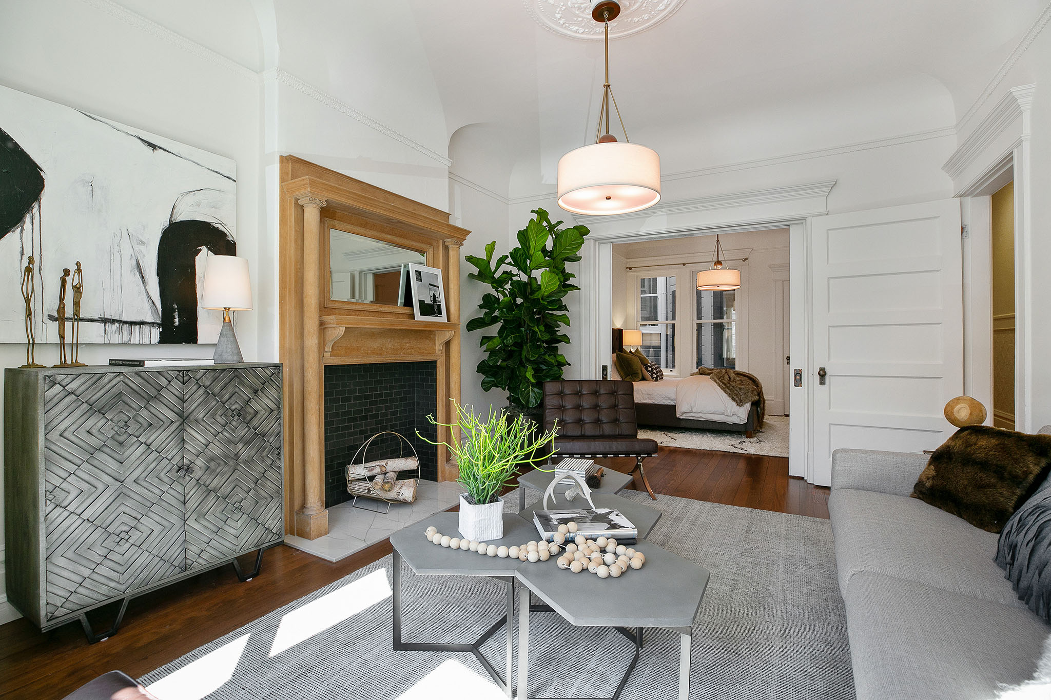 09 Living room with wood floors