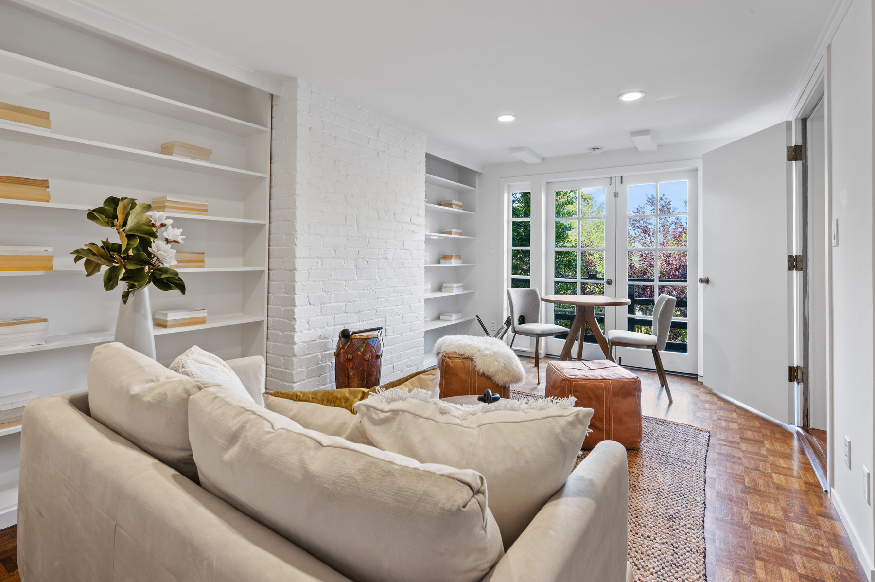 Sitting room in the lower bonus space.