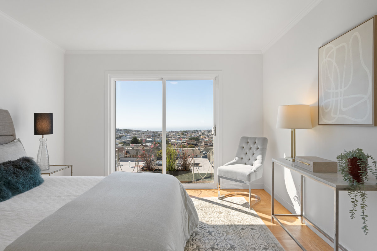 The second guest room has stunning views over the outer sunset to the ocean.
