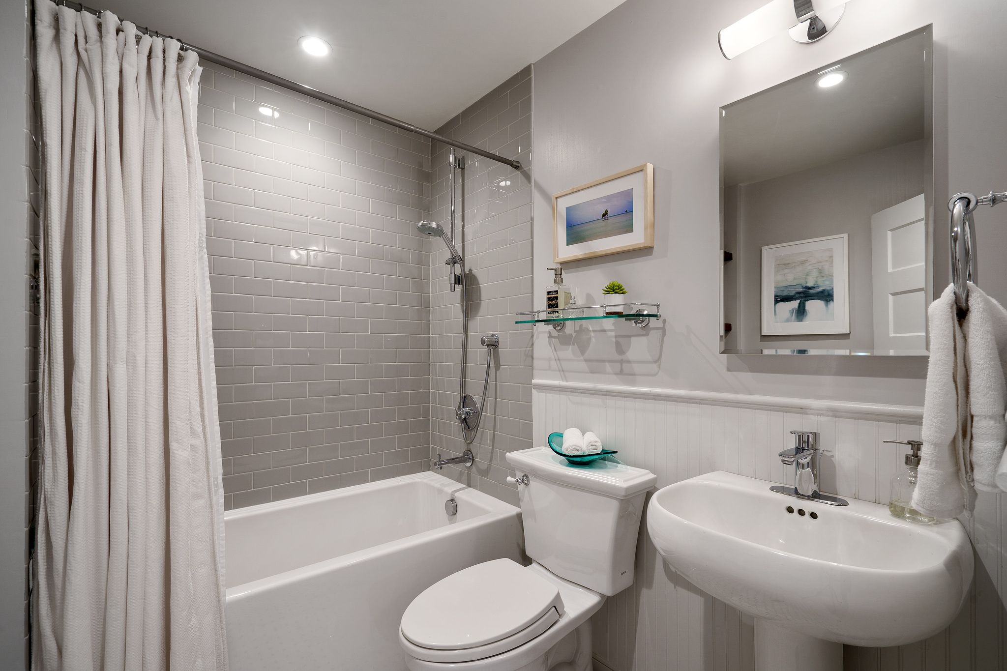 118-woodland-avenue.46233.p4k.070.web A bathroom with light grey tile