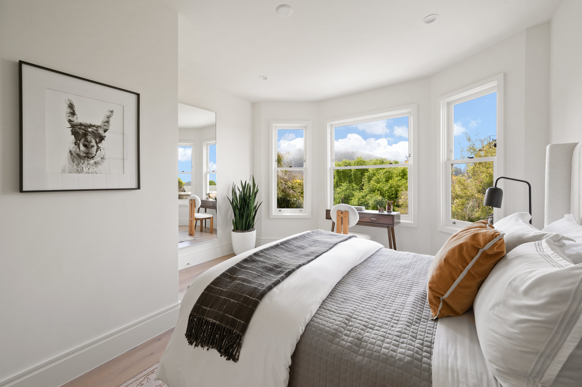 Another photo of guest bedroom.