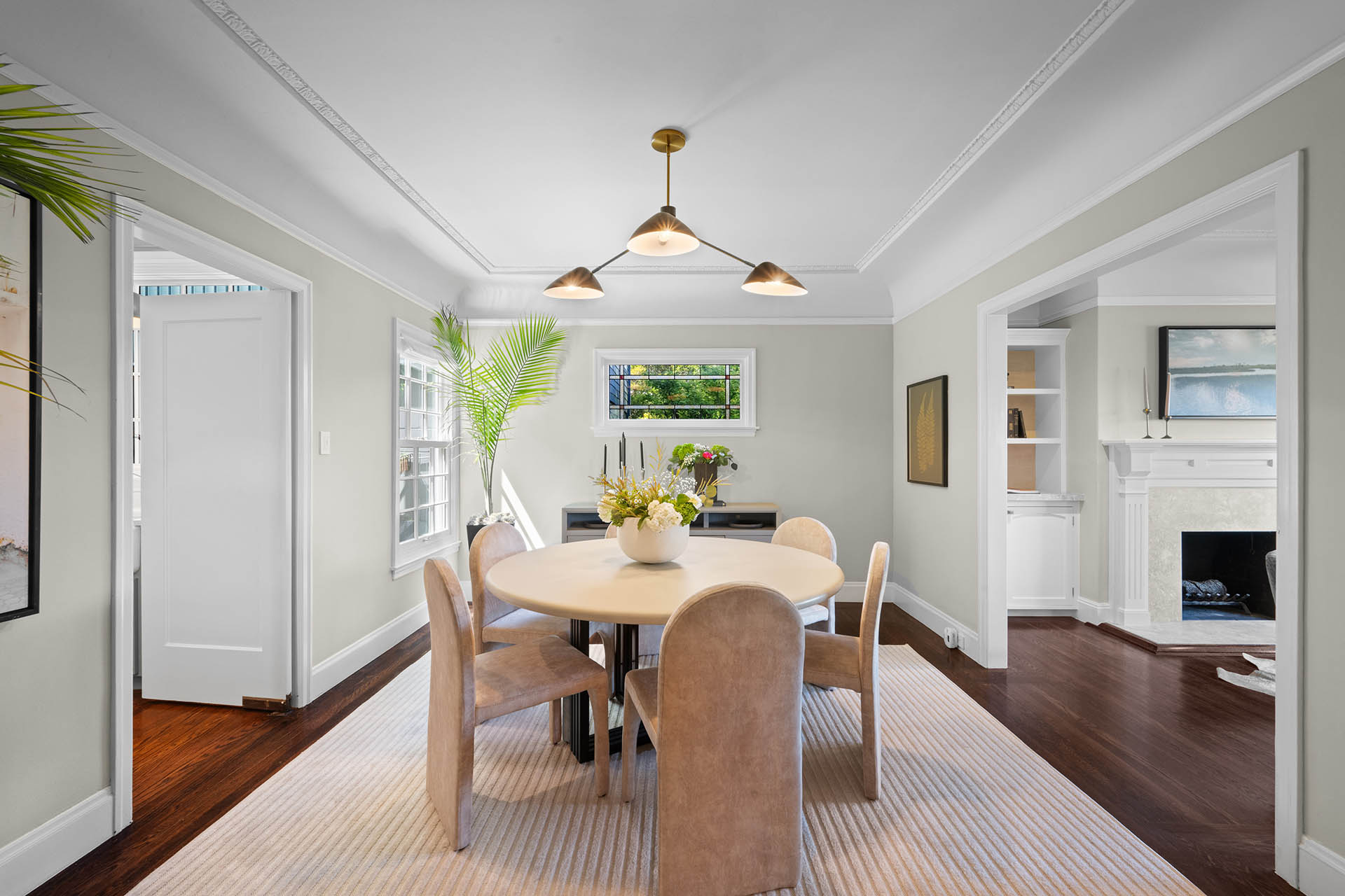 1525willard-dining-room-1 Dining room has round dining table with 6 chairs.