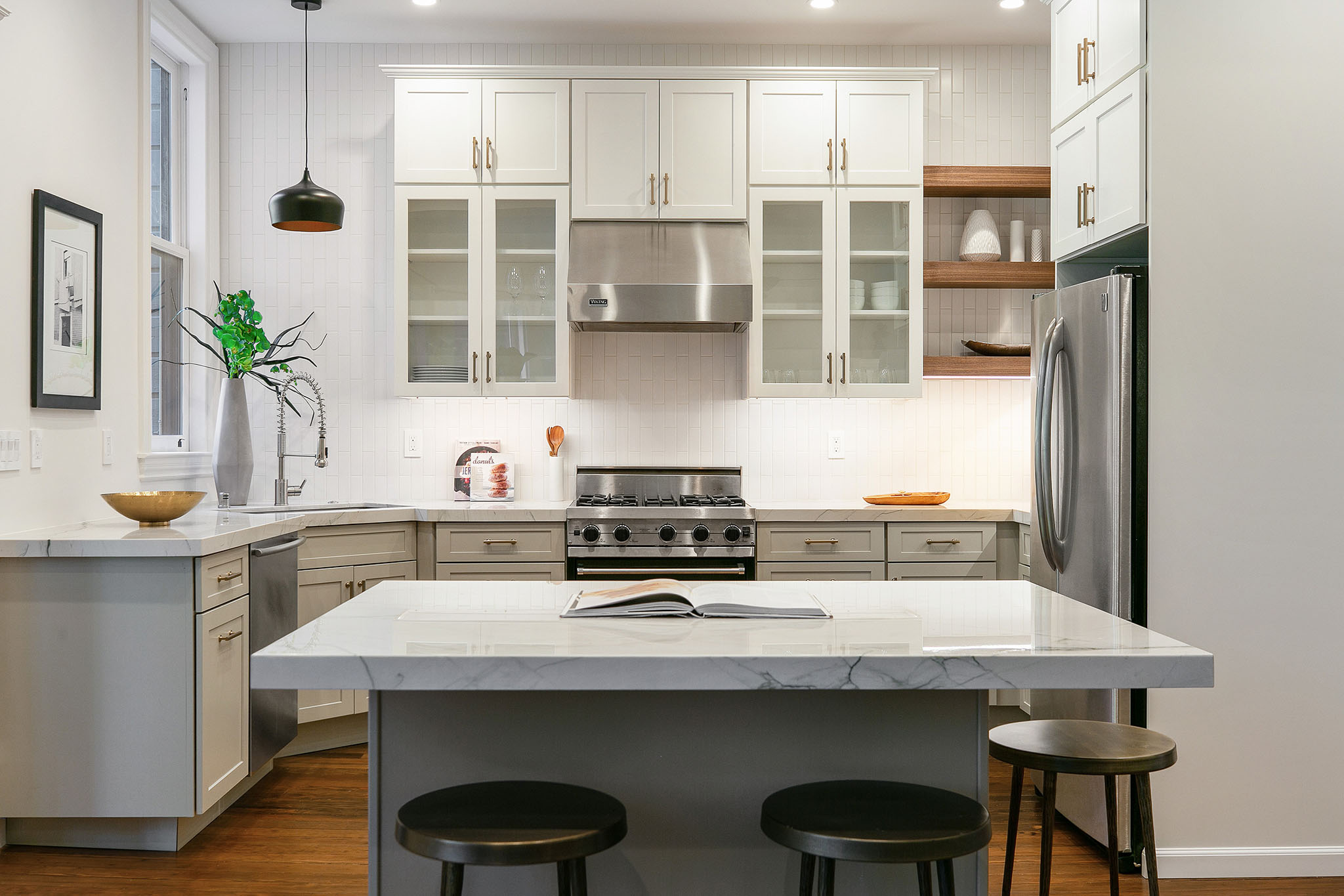 18 View of the kitchen, showing a large island with seating, and a grand U-shaped cooking area