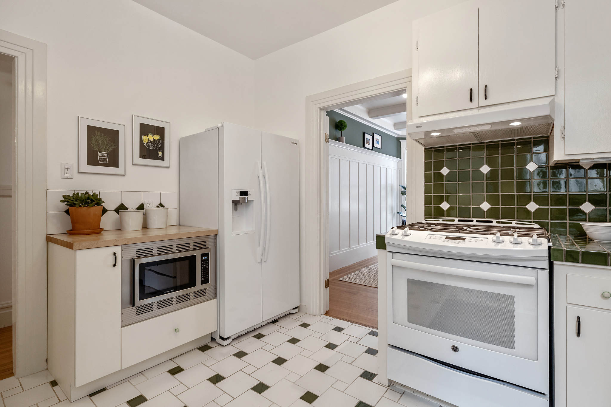 20-belvedere-street.45202.p2k.029.web Kitchen stove and fridge