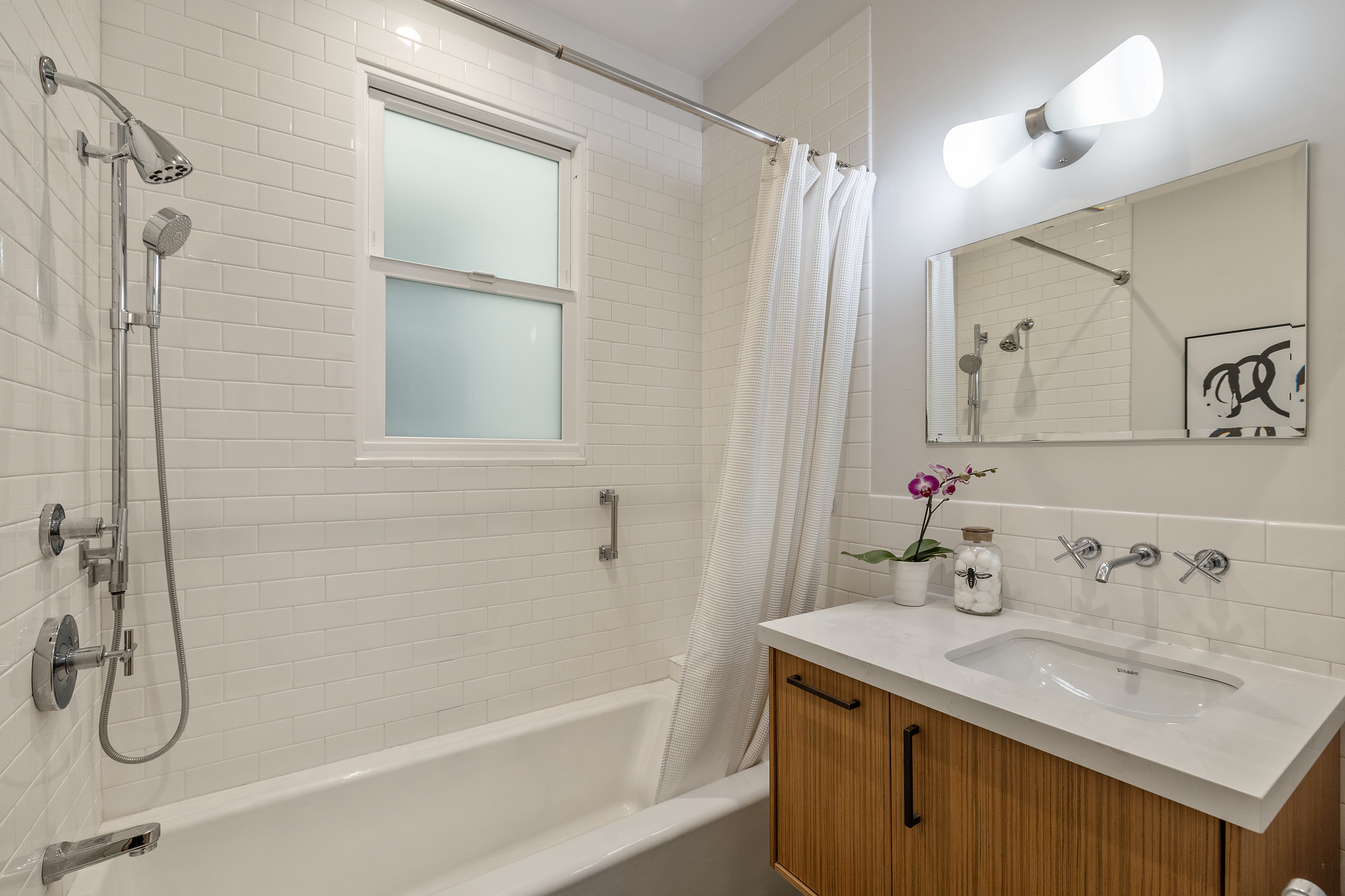 20-belvedere-street.45202.p2k.034.web Bathroom with white tile