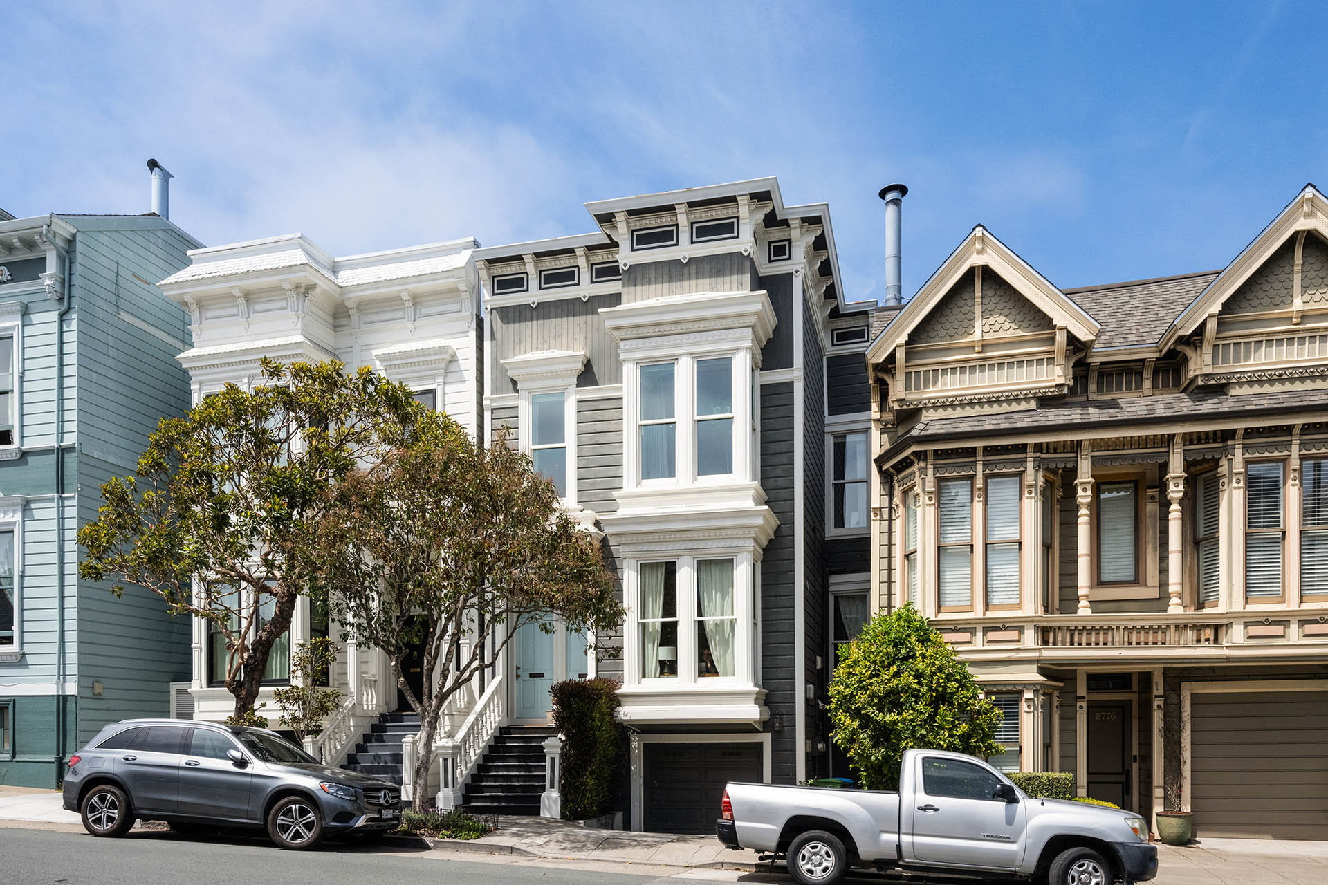 Looking at the front exterior of 2784 bush st. Beautiful Victorian Facade.