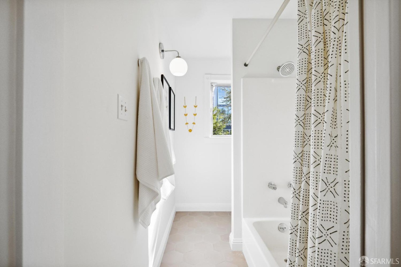 Shower/bath combo in guest room bath.