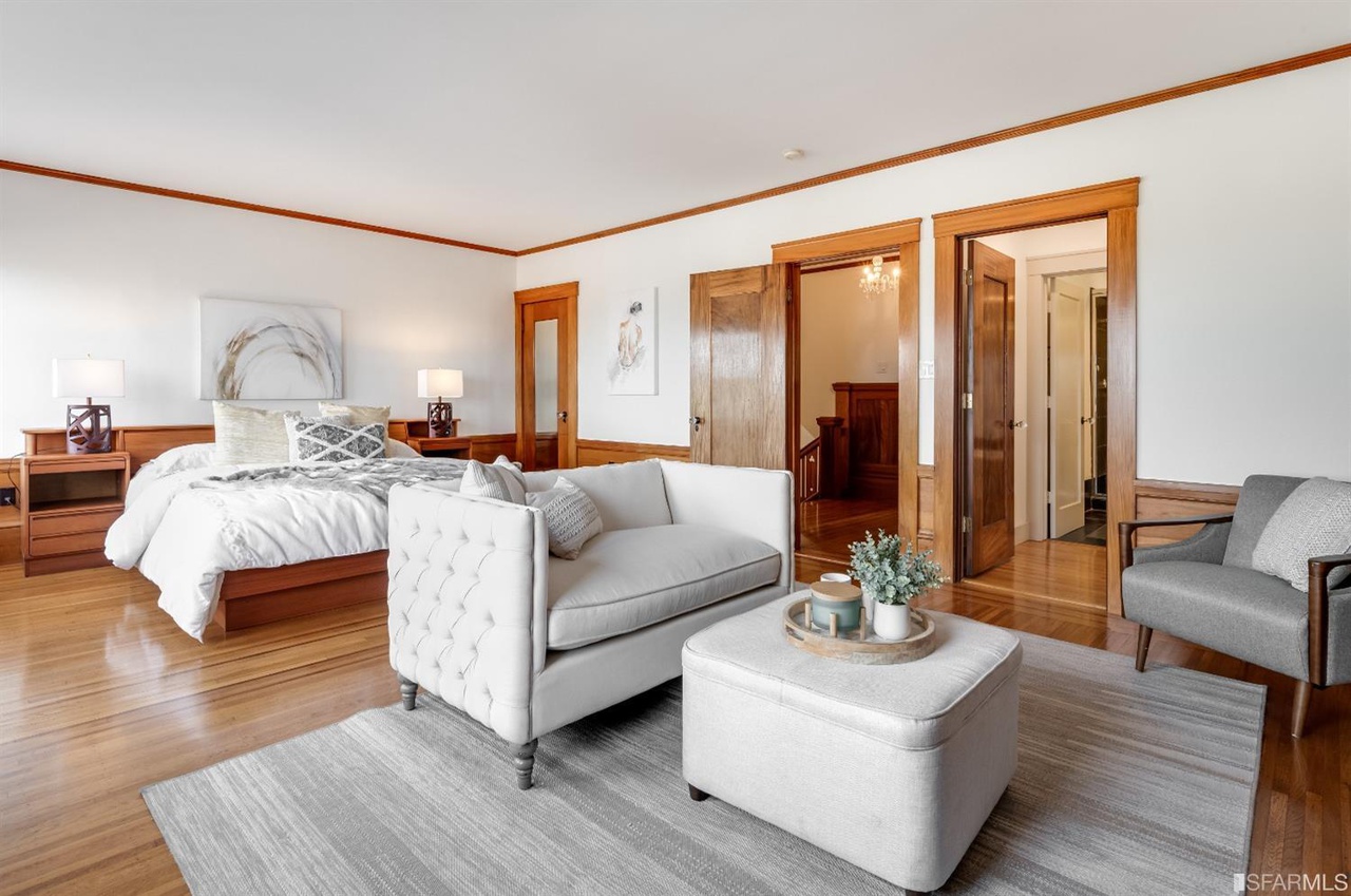 Bedroom3-1 Primary suite, featuring wood floors and a sitting area