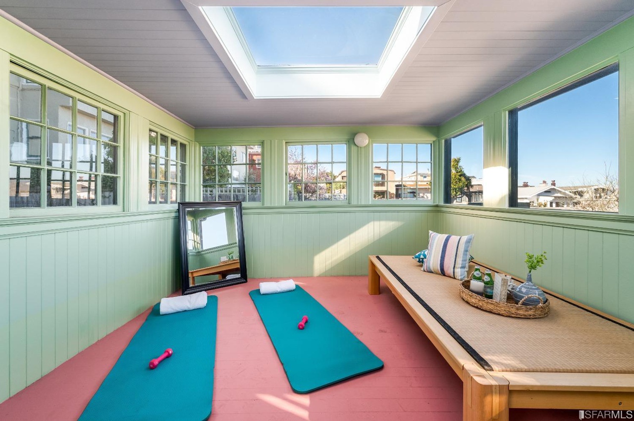 Yoga-room Detached bonus space with skylight and wall-to-wall windows on all sides