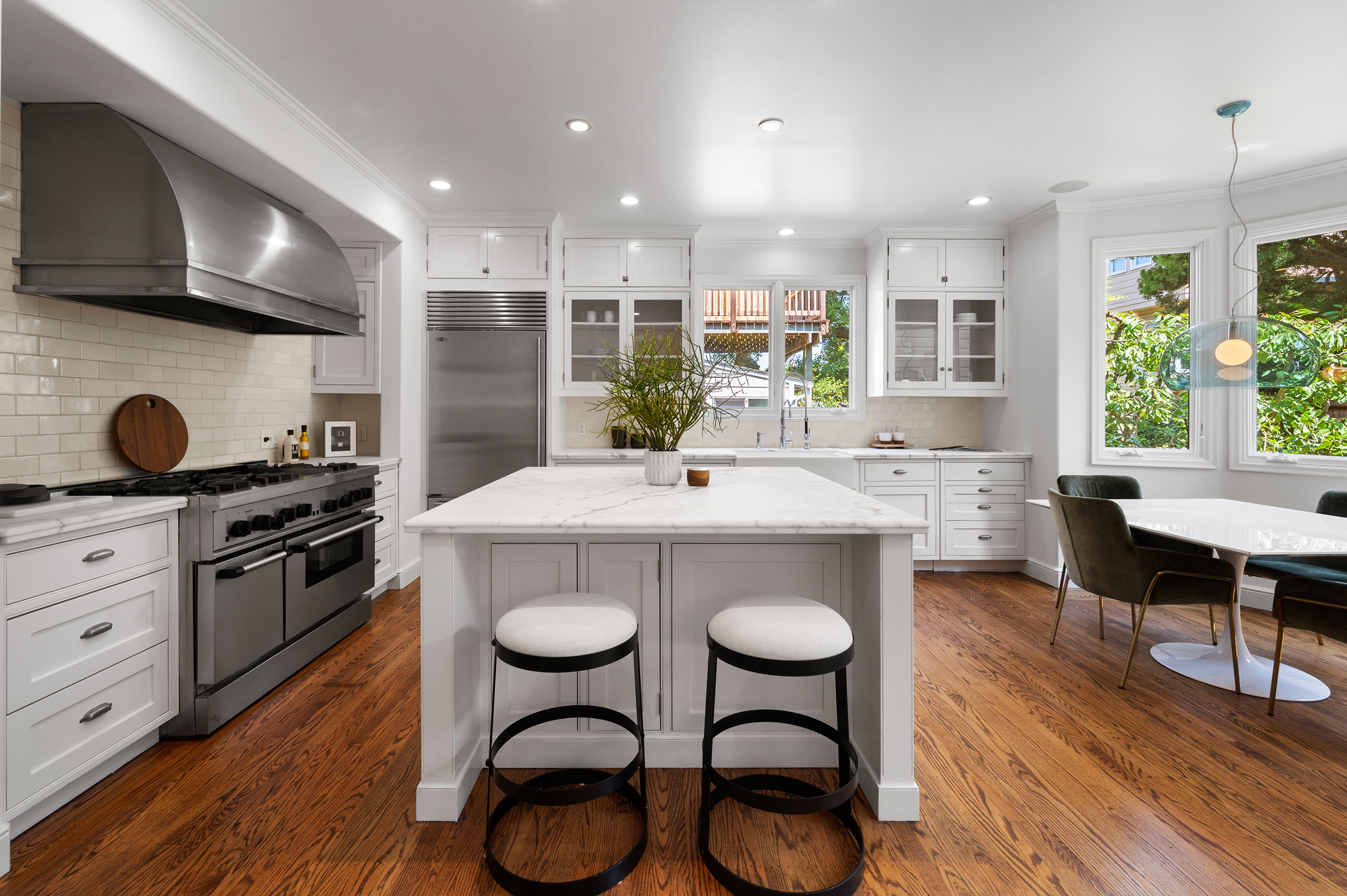 Chefs kitchen with island