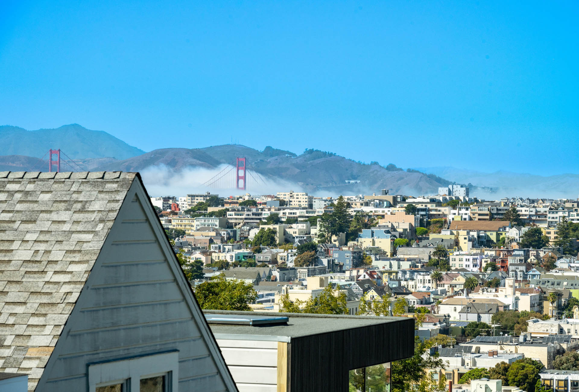 western-view-living-area-of171-173-Buena-vista-ave-east There is a peak a boo view of the Golden Gate bridge.